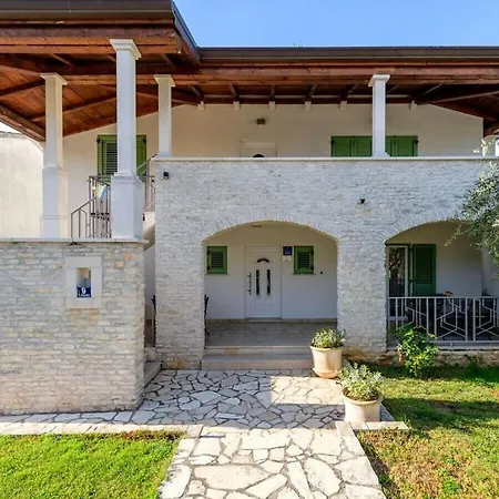 With 4 Bedrooms Feriehus Poreč
