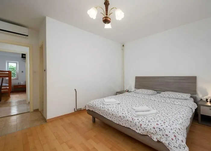 With 4 Bedrooms Casa vacanze