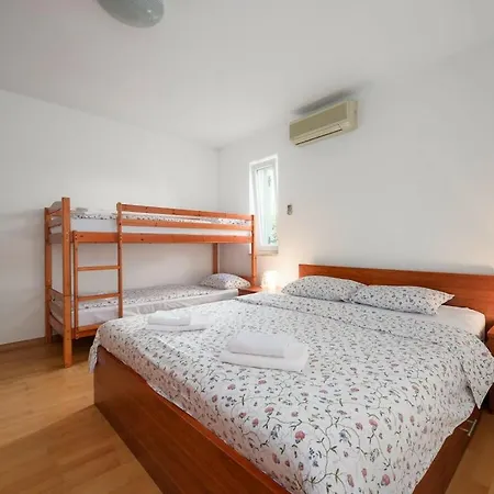 Dom wakacyjny With 4 Bedrooms