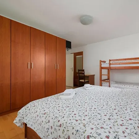 Dom wakacyjny With 4 Bedrooms *
