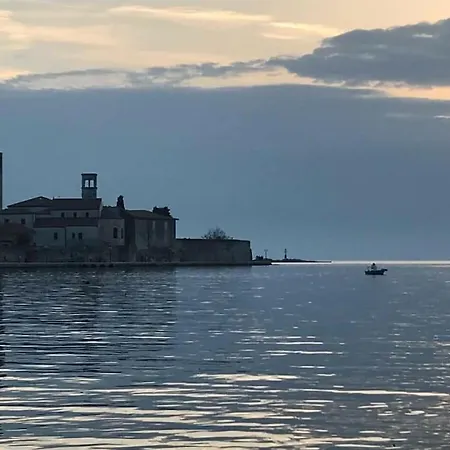 With 4 Bedrooms Dom wakacyjny Poreč